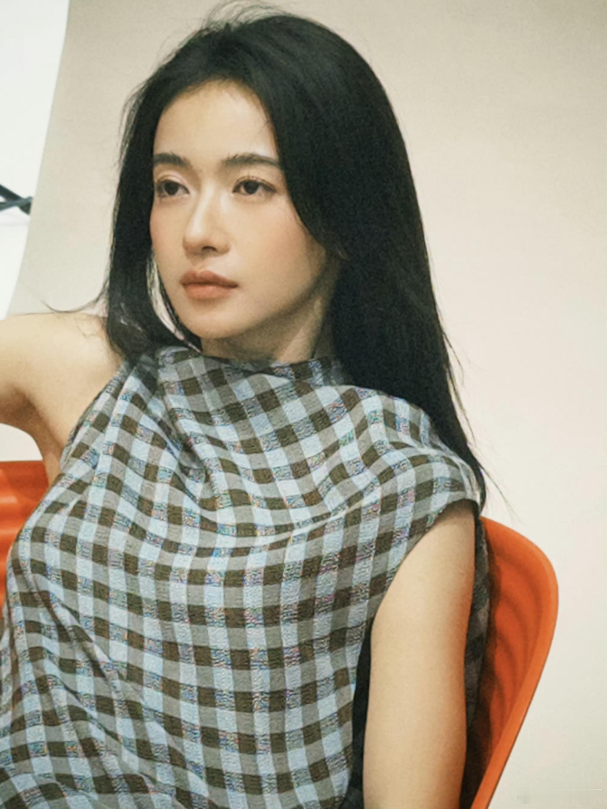 吴谨言千禧风大片吴谨言回归现代人吴谨言终于解锁现代造型啦这组侧拍千禧风直接拿捏，