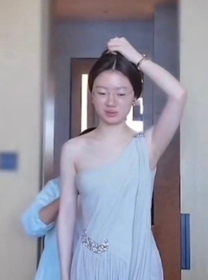 单依纯的素颜什么水平？妆前妆后差别挺大的！[柯基][柯基][柯基] ​​​