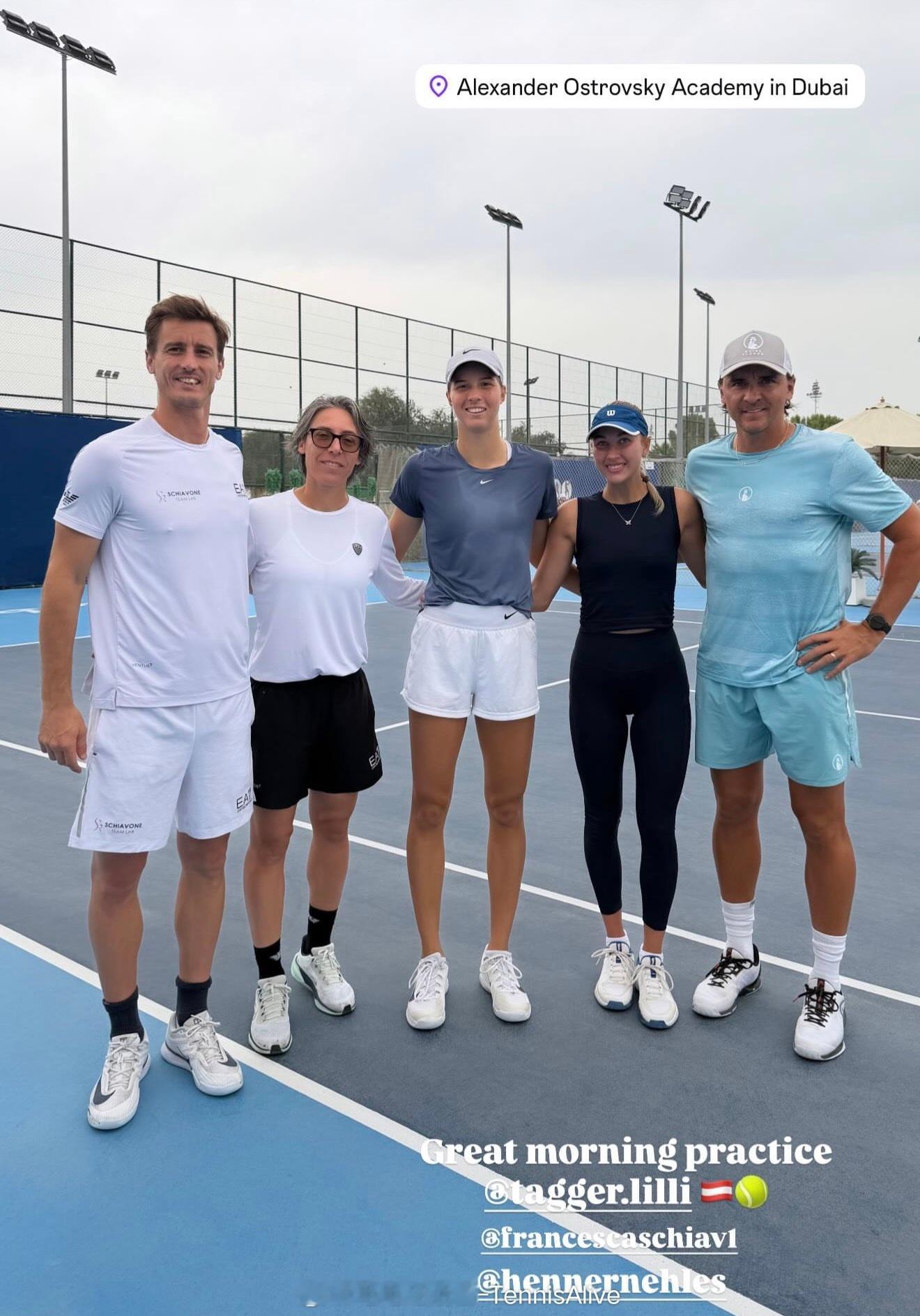 波塔波娃和塔格尔一起训练。 