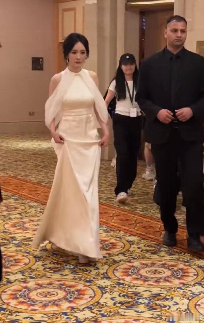 杨幂听到粉丝尖叫忍不住笑了杨幂白裙造型有古早味了 杨幂白裙造型有古早味了，好嫩啊