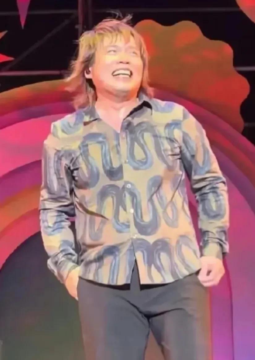 朋友的女儿问我，这个奶奶是谁？这个奶奶可厉害，现在这傻乐，演唱会就自己进行。
我