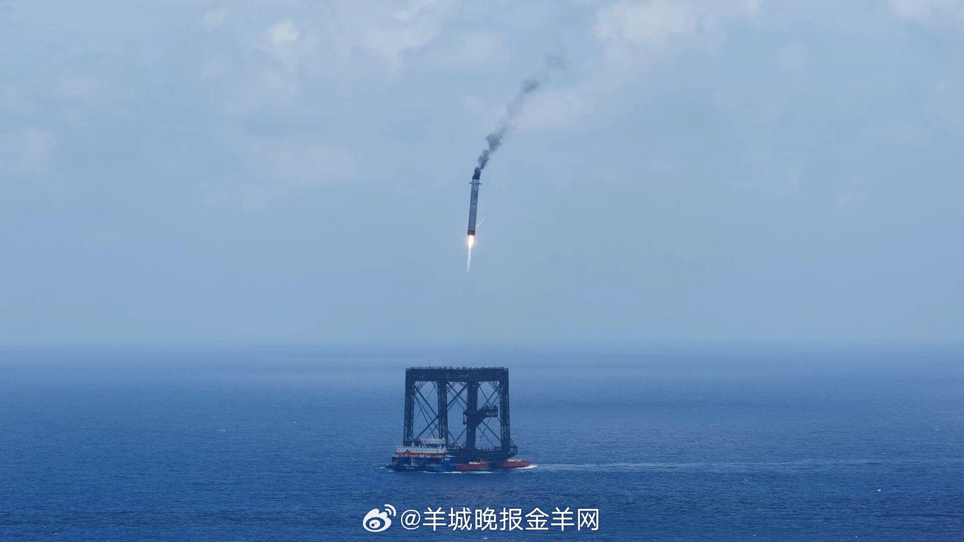 #早安#崭新的一天铺在面前，还没被任何人走过。每一步踩下去，都是属于自己的轨迹。