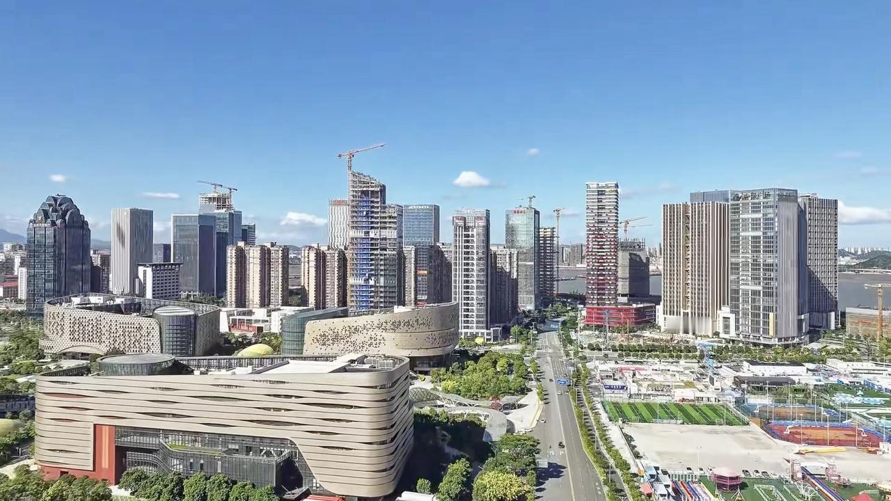 建设中的泉州CBD，竟藏着深圳同款都市感！
站在高处俯瞰建设中的泉州CBD，林立