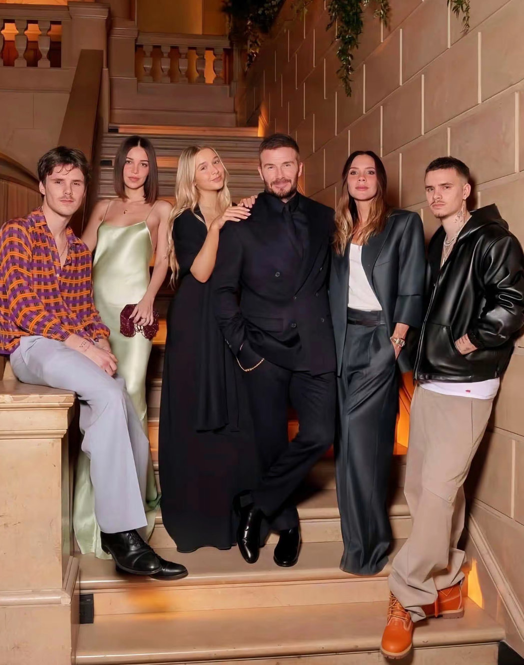 贝克汉姆一家人在巴黎时装周上合影留念，贝嫂依然最耀眼