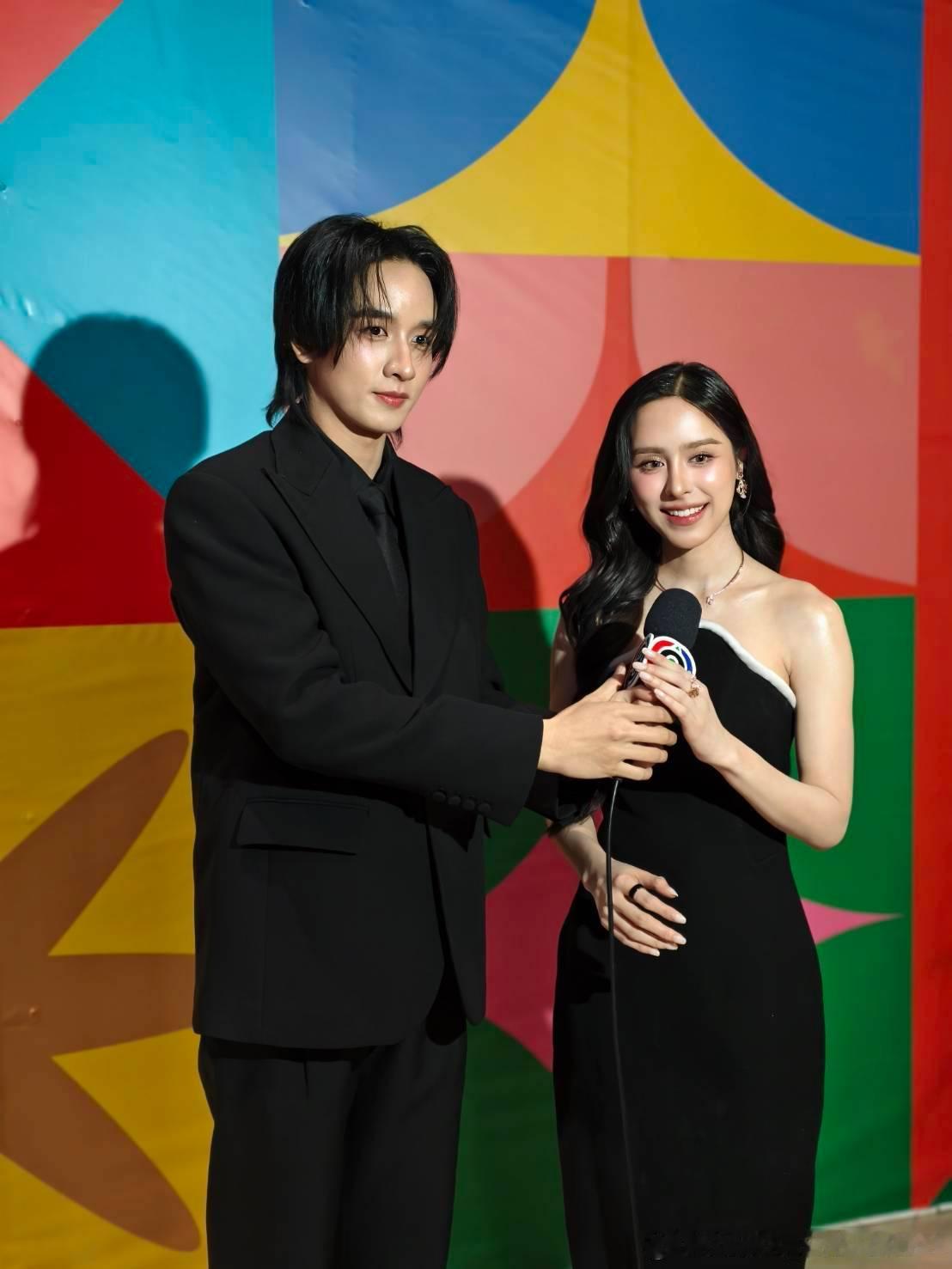 今天的妆造满分！！！终于把头发放下来了！多久没有披发了