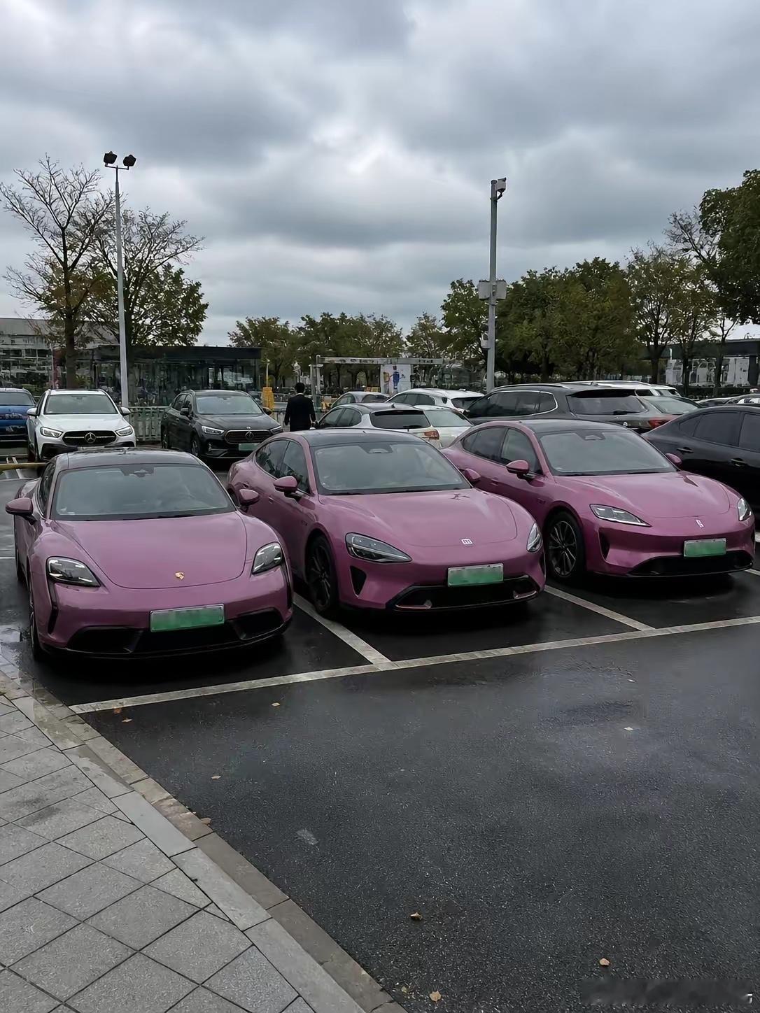 天呐，这不仔细看还以为一个品牌的车 