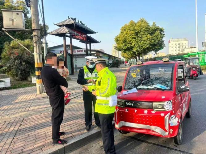 这两天南阳路上的电四轮查的严，小区停车位上平时不见影儿的电四轮倒是停的挺齐整的，
