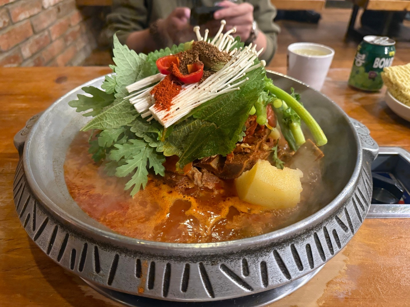 北京正式进入涮肉咕嘟季老北京铜锅吃腻了，换换韩式的，话说望京的这家喇喇排骨锅至少