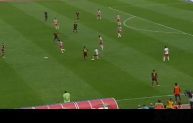 【巴萨19脚传递飞翼破门 梅西场边鼓掌】 北京时间9月29日凌晨，2013/14