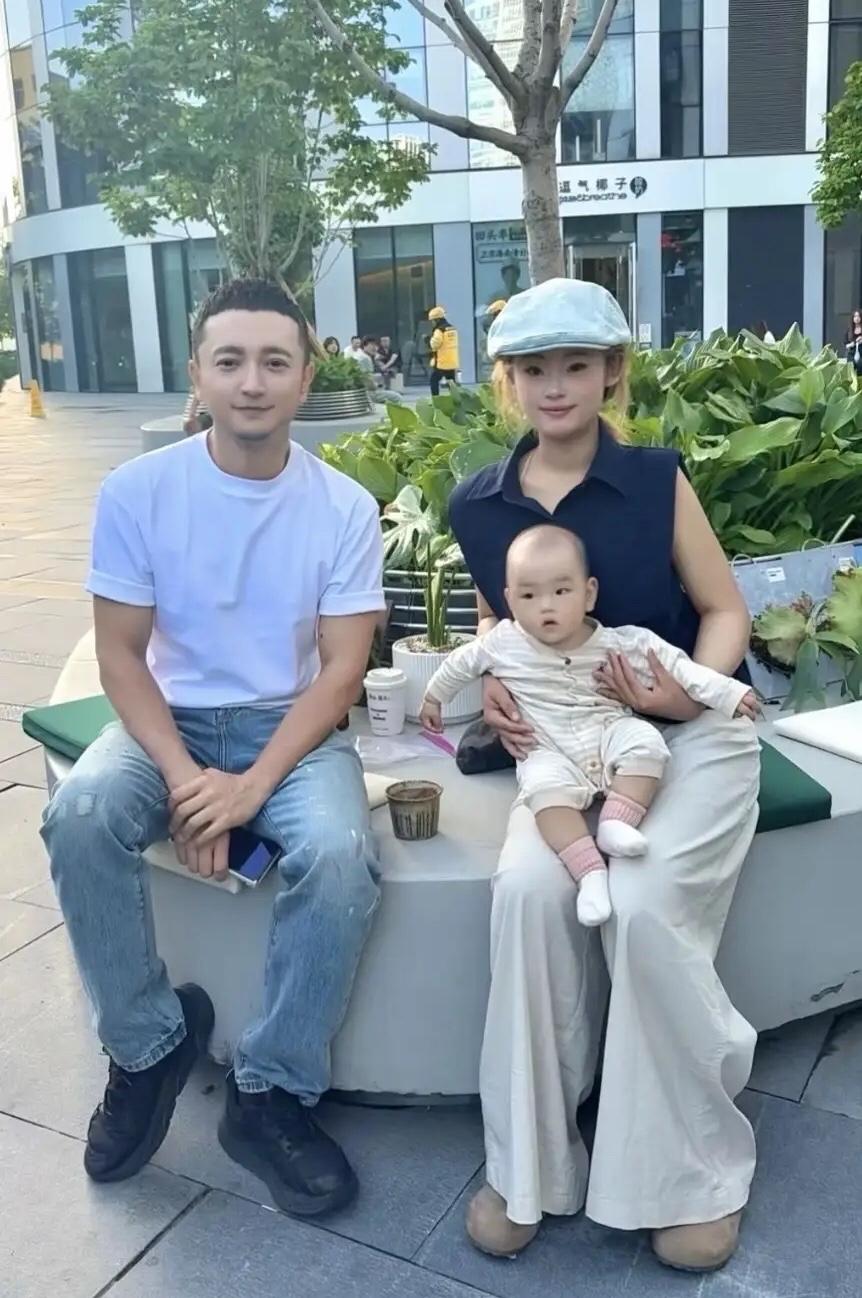 这个拿着手机，穿白T恤配牛仔裤的男的好像一个主持人,大家第一眼看到他想到的是谁呢