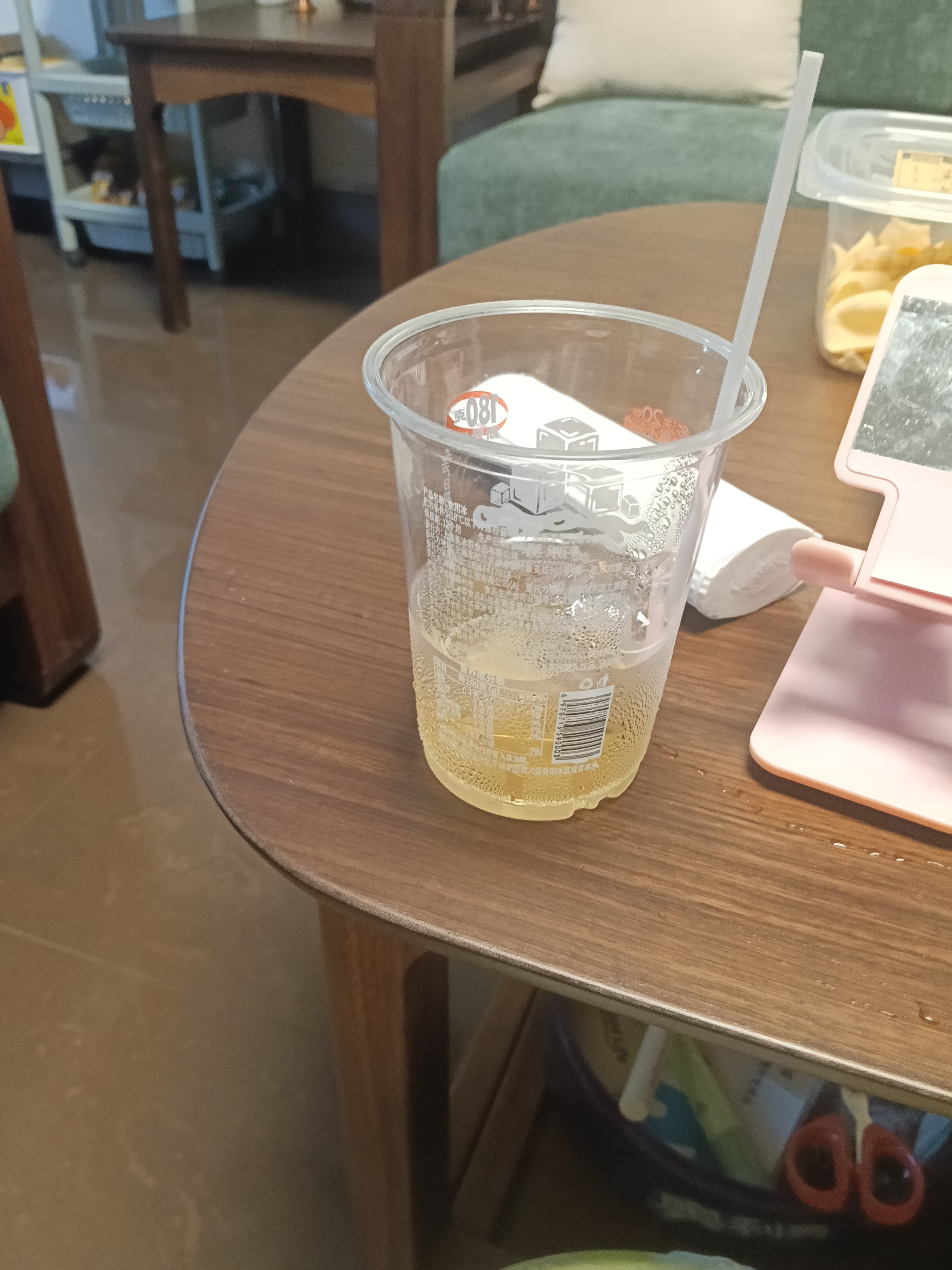 玖宝女孩Leo喝个冰杯冰红茶吧，感觉还蛮好喝的 