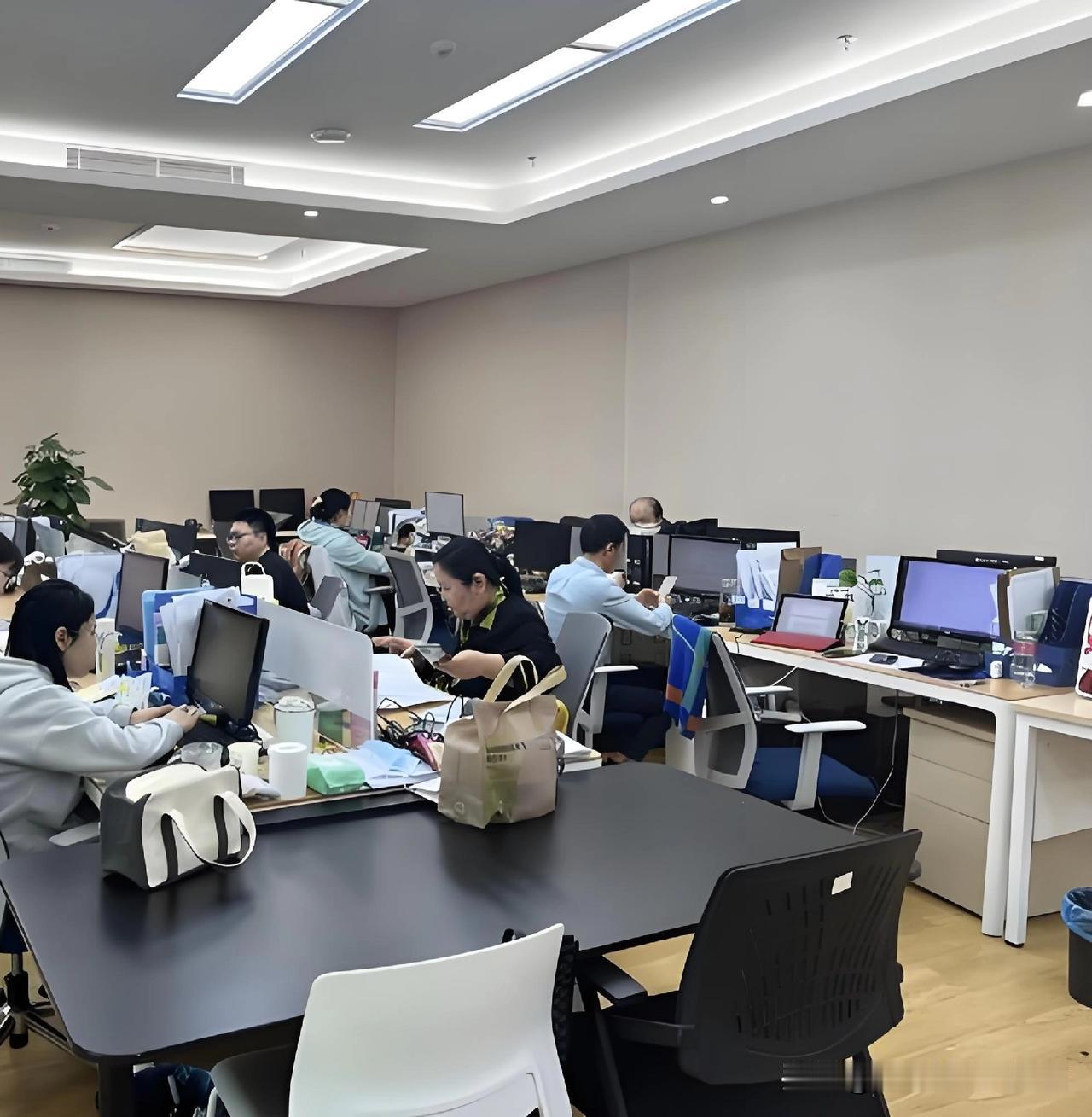 有人说物业公司空手套白狼我信了，可有朋友说真正的空手套白狼公司物业只能排第二，大