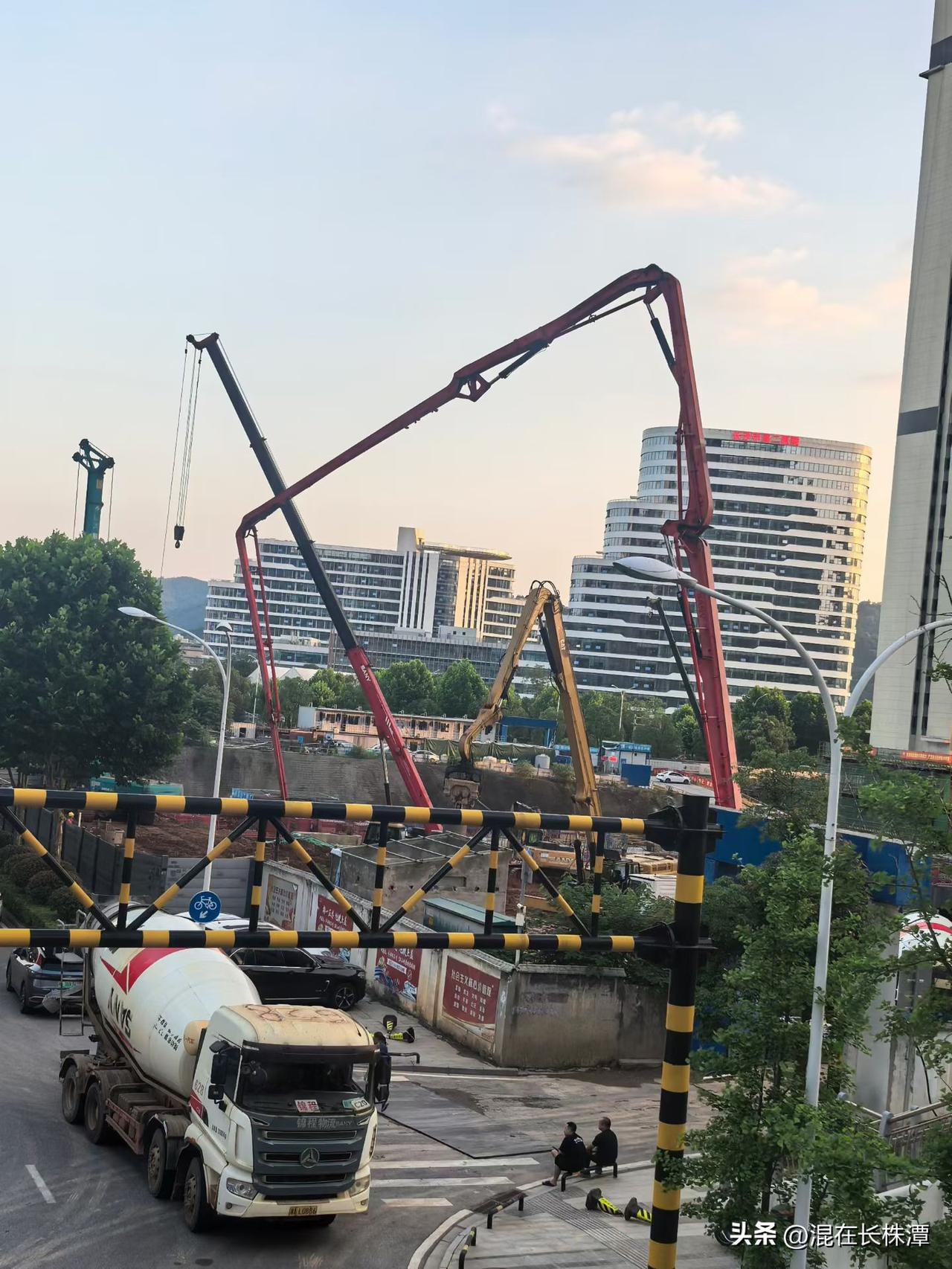 长沙地铁2号西延线都要通车了，邵家湾站还在紧张施工当中，按照这个进度，不知道能不