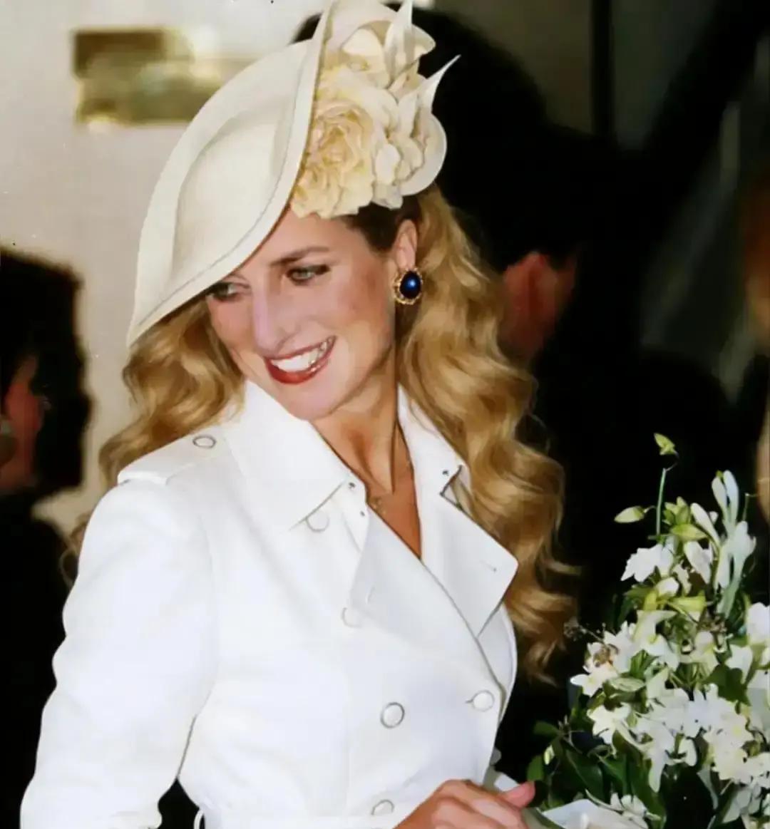 戴安娜的齐耳短发，是王室最残忍的审美霸权。
1990年，她仅因一个盘发造型“过于