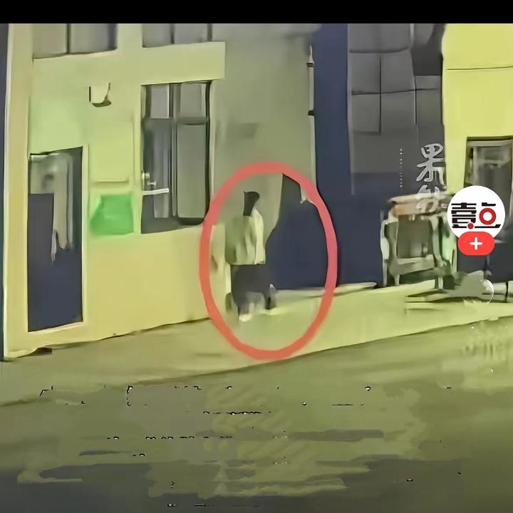 太揪心了！广西河池年仅18岁的女孩李思绮，独自在当地超市上班，她的父母常年在广东