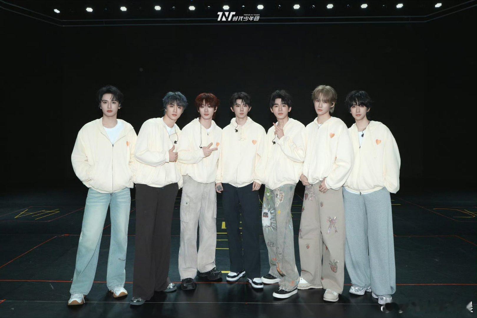 丁程鑫红发，刘耀文蓝紫发，张真源金发三个人为时代少年团六周年演唱会染了新发色