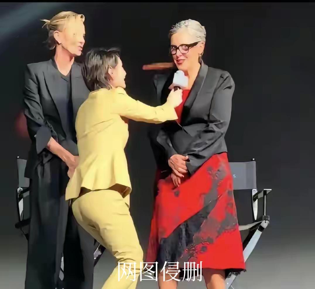 留洋海外，接受过西方民主自由和独立人格熏陶的主持人，怎么腿是软的呢？实在让人纳闷