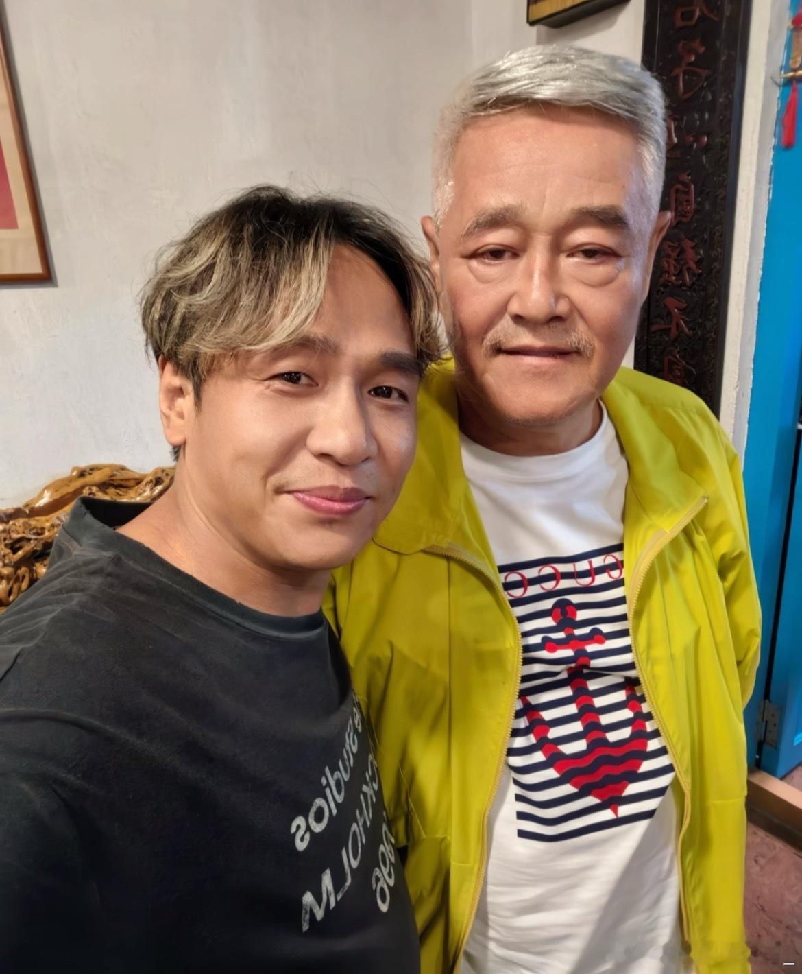宋小宝父亲节晒与赵本山合照，发文祝赵本山父亲节快乐宋小宝发文祝赵本山父亲节快乐宋