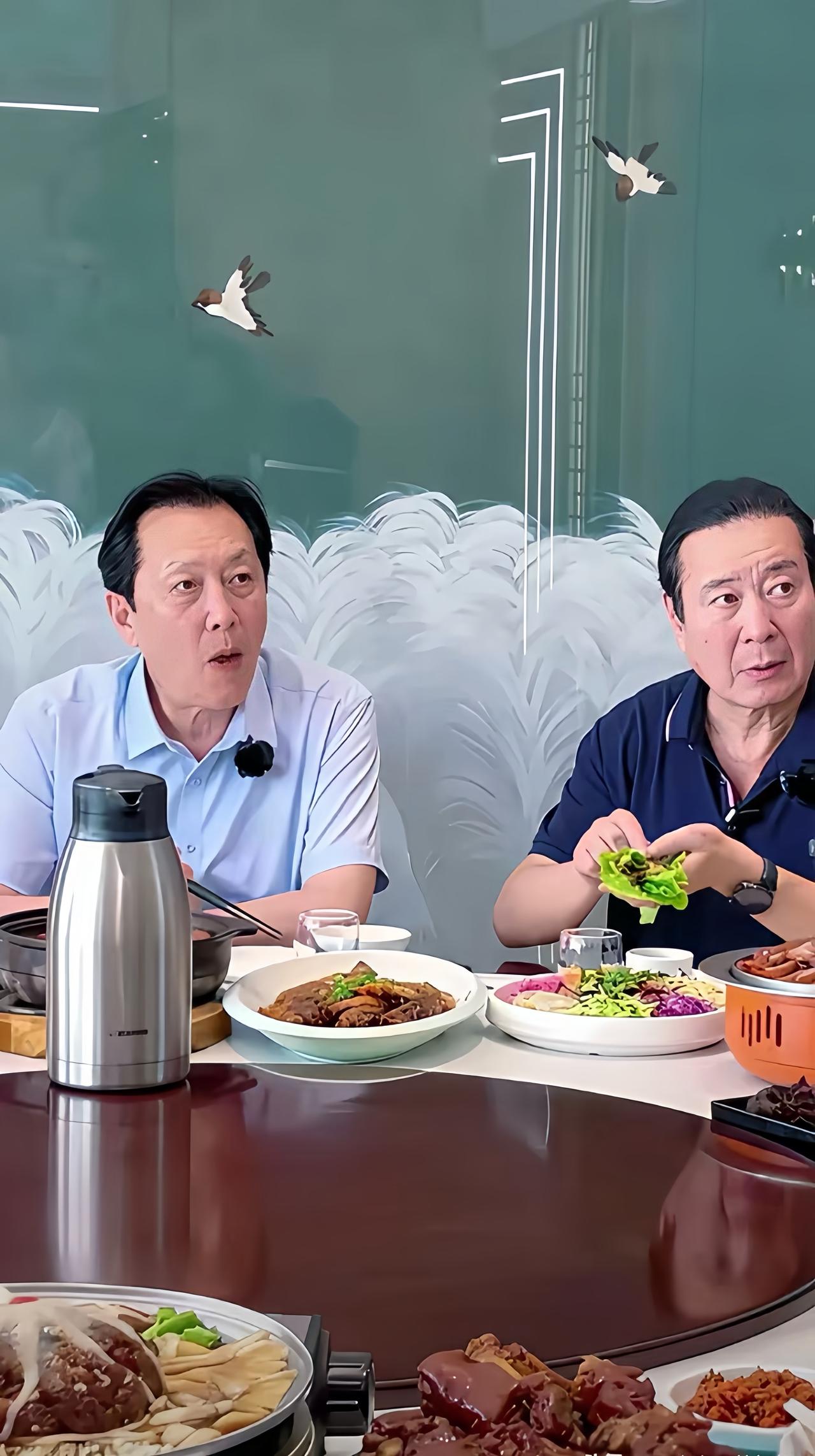 两位老戏骨不仅演技精湛，这气质也局里局气的，饭局上谁更像谁的“领导”呢？唐国强 