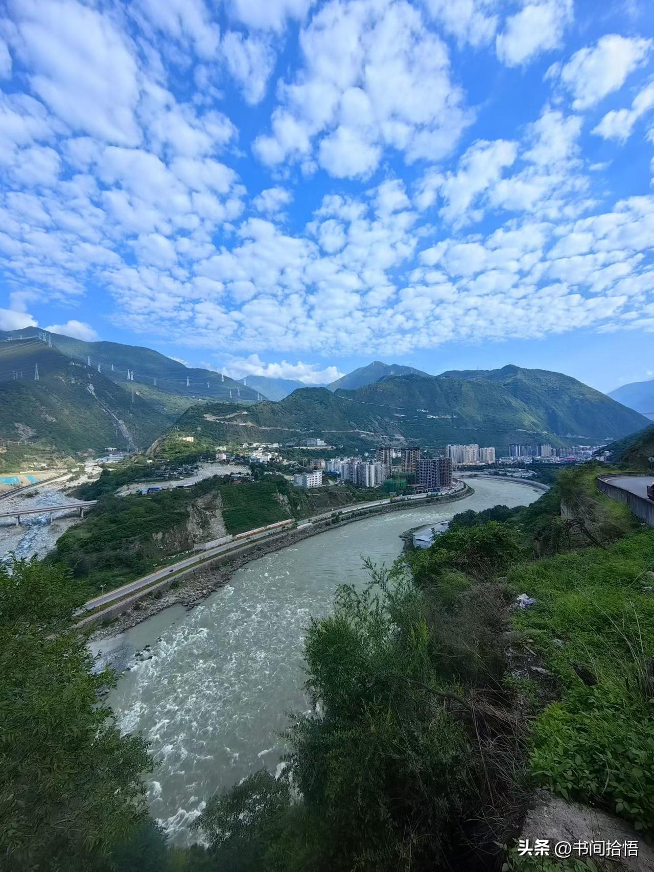 作家梁晓声说：

“一个家庭中，
女性只要受过良好的教育，
往往上可影响丈夫，