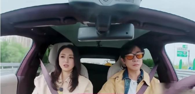 张维伊对董璇是生理性喜欢，一档综艺节目中，张维伊一边开车，一只手也没闲着，旁边的