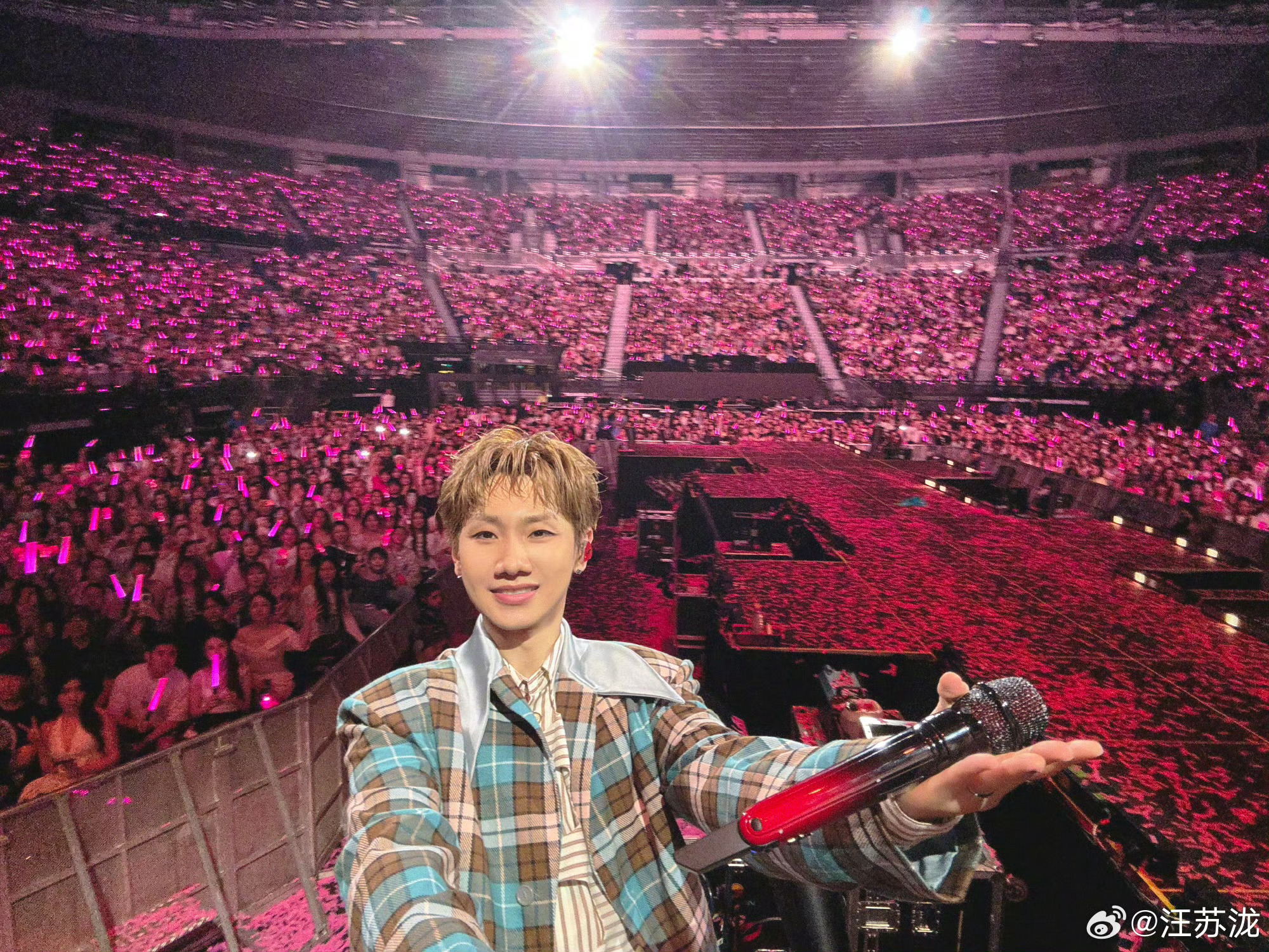 汪苏泷鸟巢头墨尔本巡演再现名场面！蓬松高耸的发型神似鸟巢钢架，360度旋转展示自