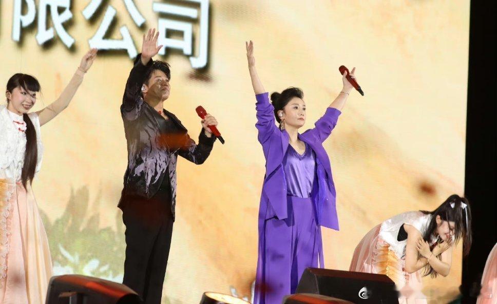#凤凰传奇演唱会#不敢想象在演唱会现场的人有多幸福[抱一抱]凤凰传奇是伴随着许多