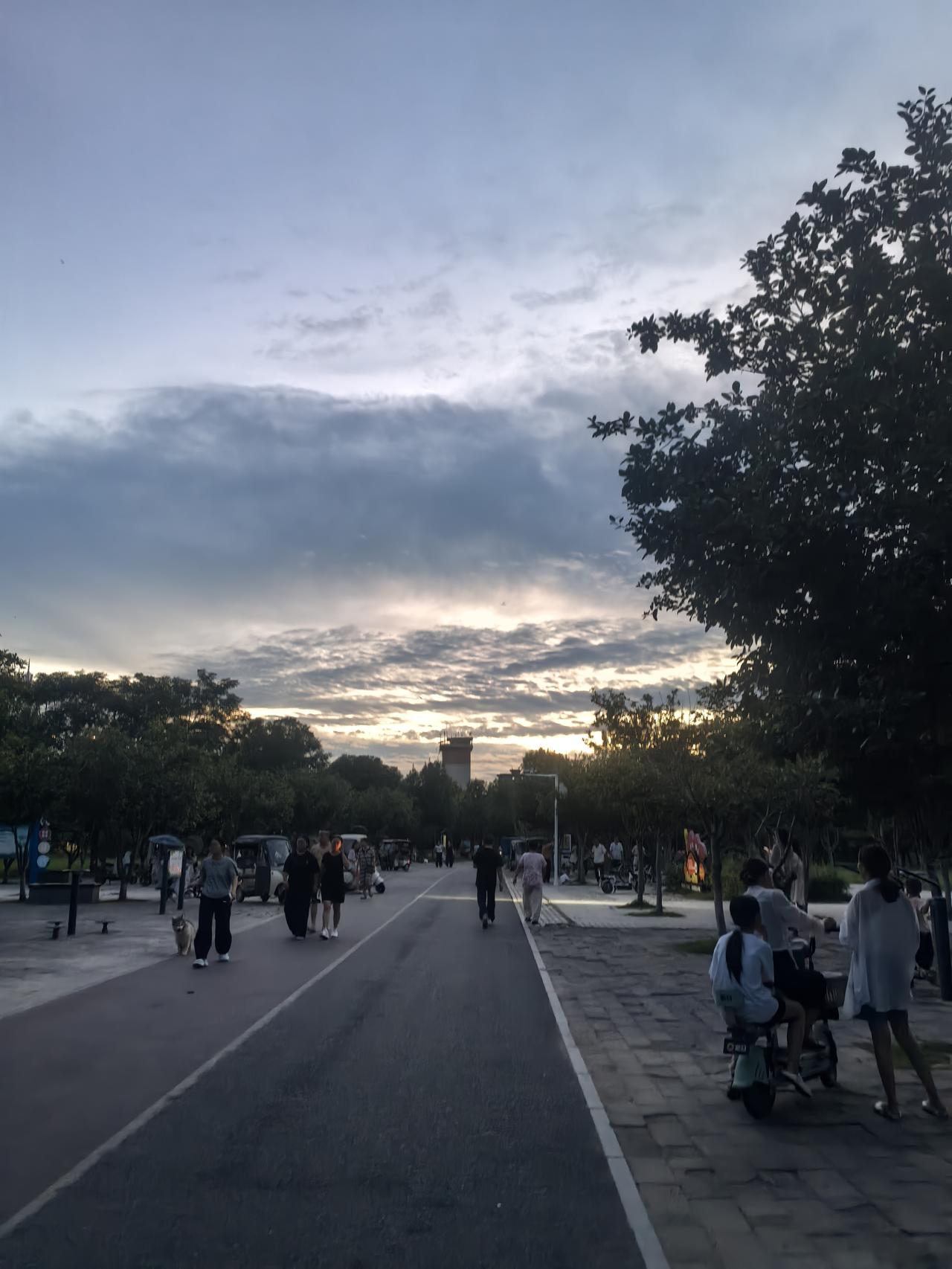 今天我发现了我原来的老领导竟然也躲在这里悄悄写头条，看了他第一句话，我的心就酸了