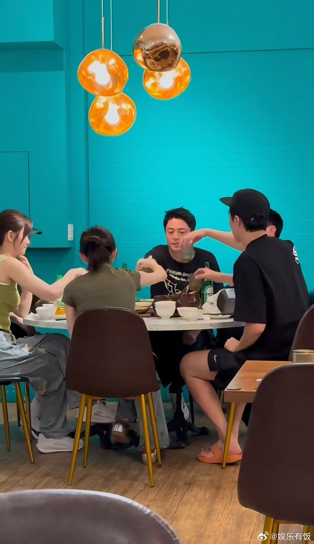 偶遇霍建华和朋友聚餐 网友在台湾的川菜店偶遇了喝到微醺的霍建华，还请了网友两瓶啤