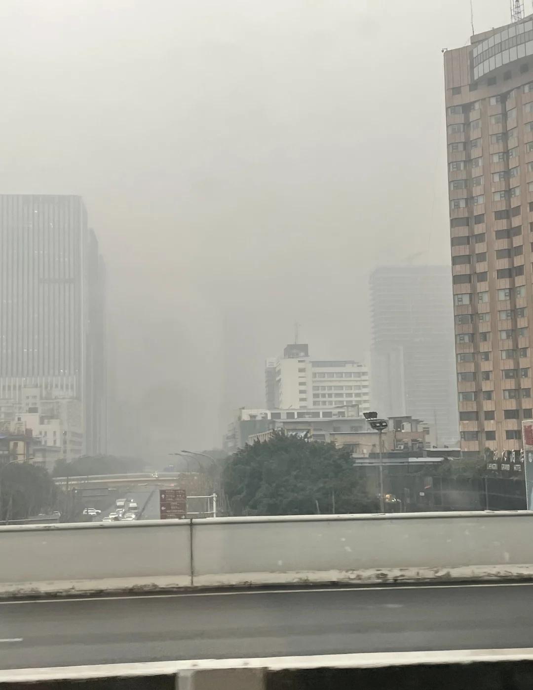 成都这个雾霾简直夸张
下午4点，这到底是啥！？灰蒙蒙的，能见度之夸张。
我的城市