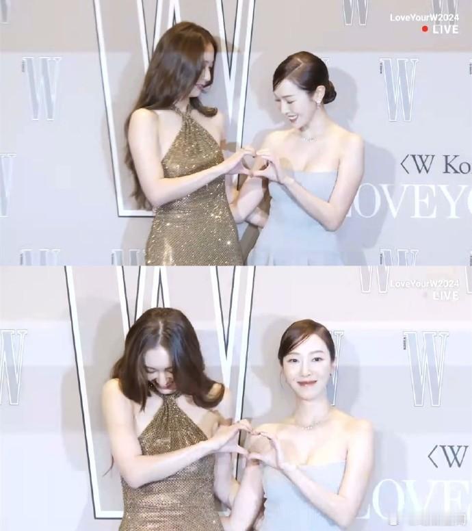 #郑秀妍郑秀晶红毯同框# ​​​#郑秀妍郑秀晶红毯合体# ​​​郑秀妍和郑秀晶红