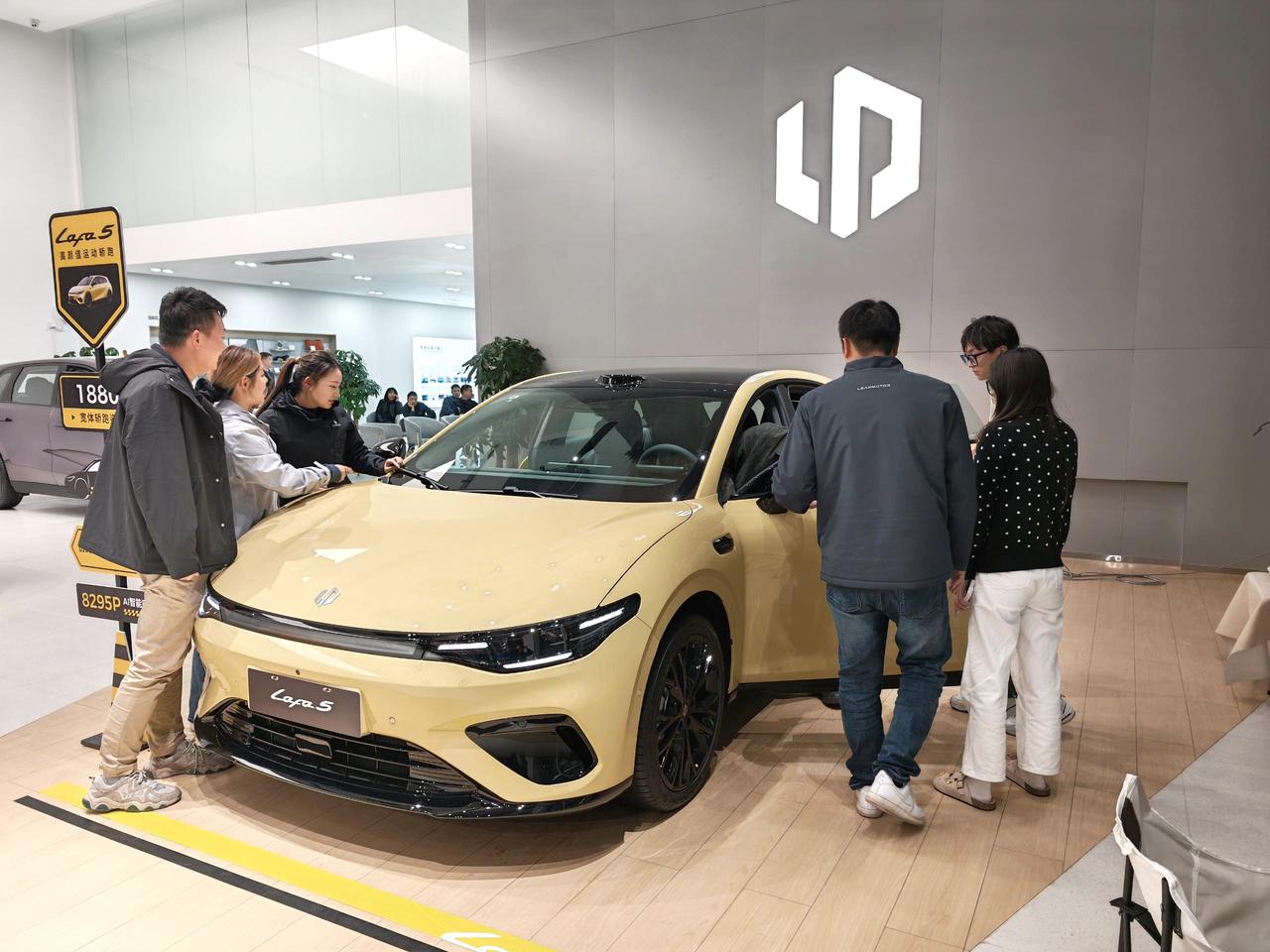 实车确实比照片好看
刚在店里看到Lafa5实车，卧槽这颜值也太顶了！19寸黑化多