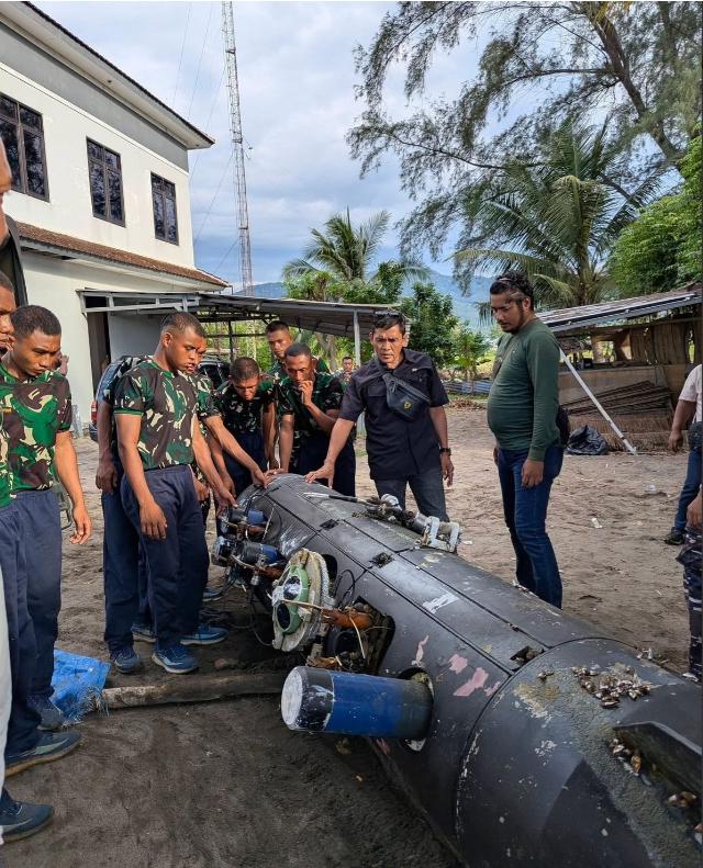 印尼媒体报道称，该国渔民在龙目海峡附近，打捞了一个无人水下潜航器，上面印有中船重