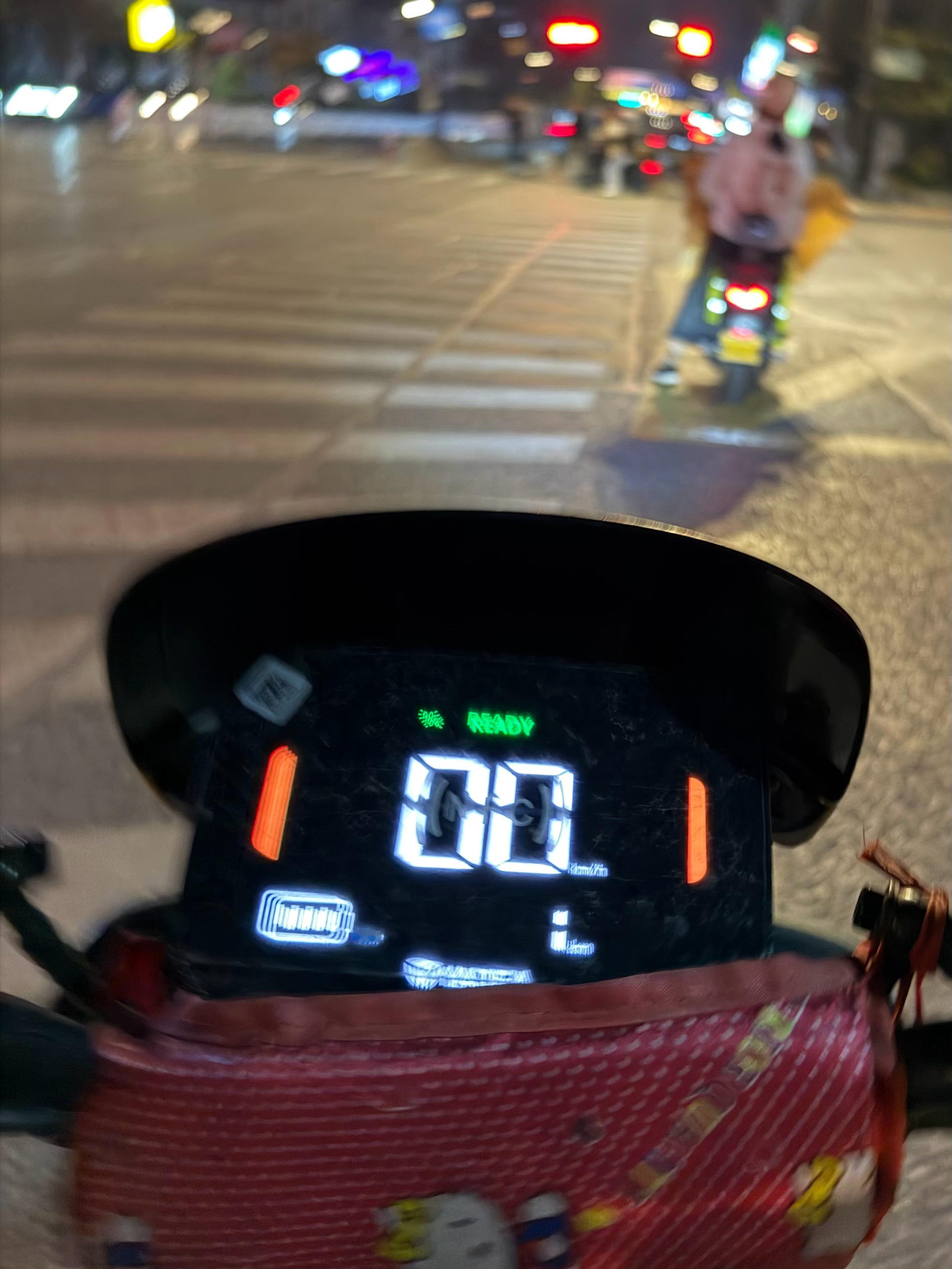 热个车，夜宵去！一直都说，后置后驱，马力合适，就是代步电车最甜点的区间 汽场全开