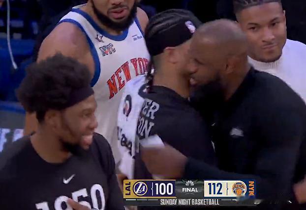 詹姆斯输得起，赛后和尼克斯全队拥抱致意




湖人客场不敌尼克斯，实力差距还是