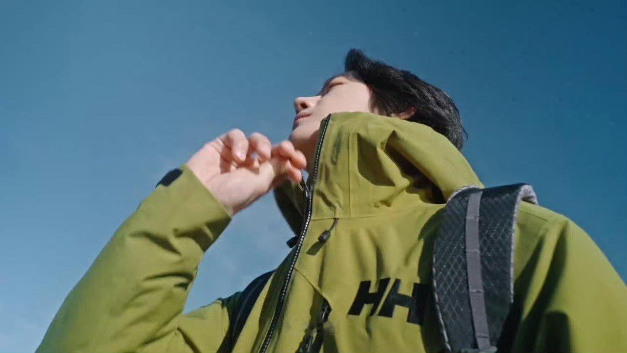 王一博任游山野好帅的耶啵！好帅的山系穿搭[指定能行]任游山野，演绎多面户外新姿 