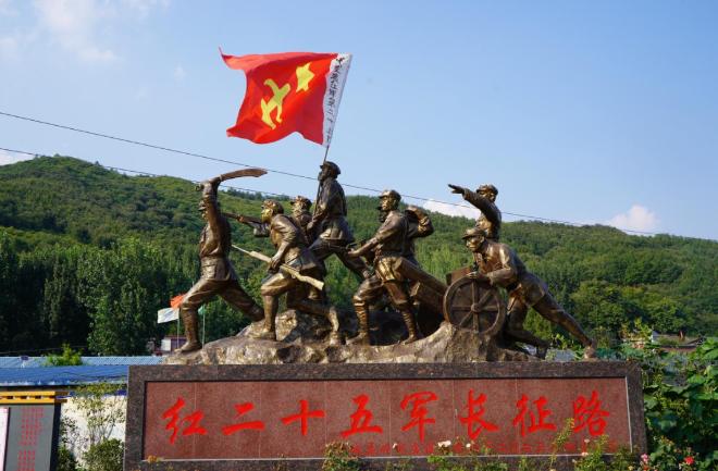 红二十五军踏上长征时，一线战斗人员的平均年龄不超过18岁。

红军长征时红二十五