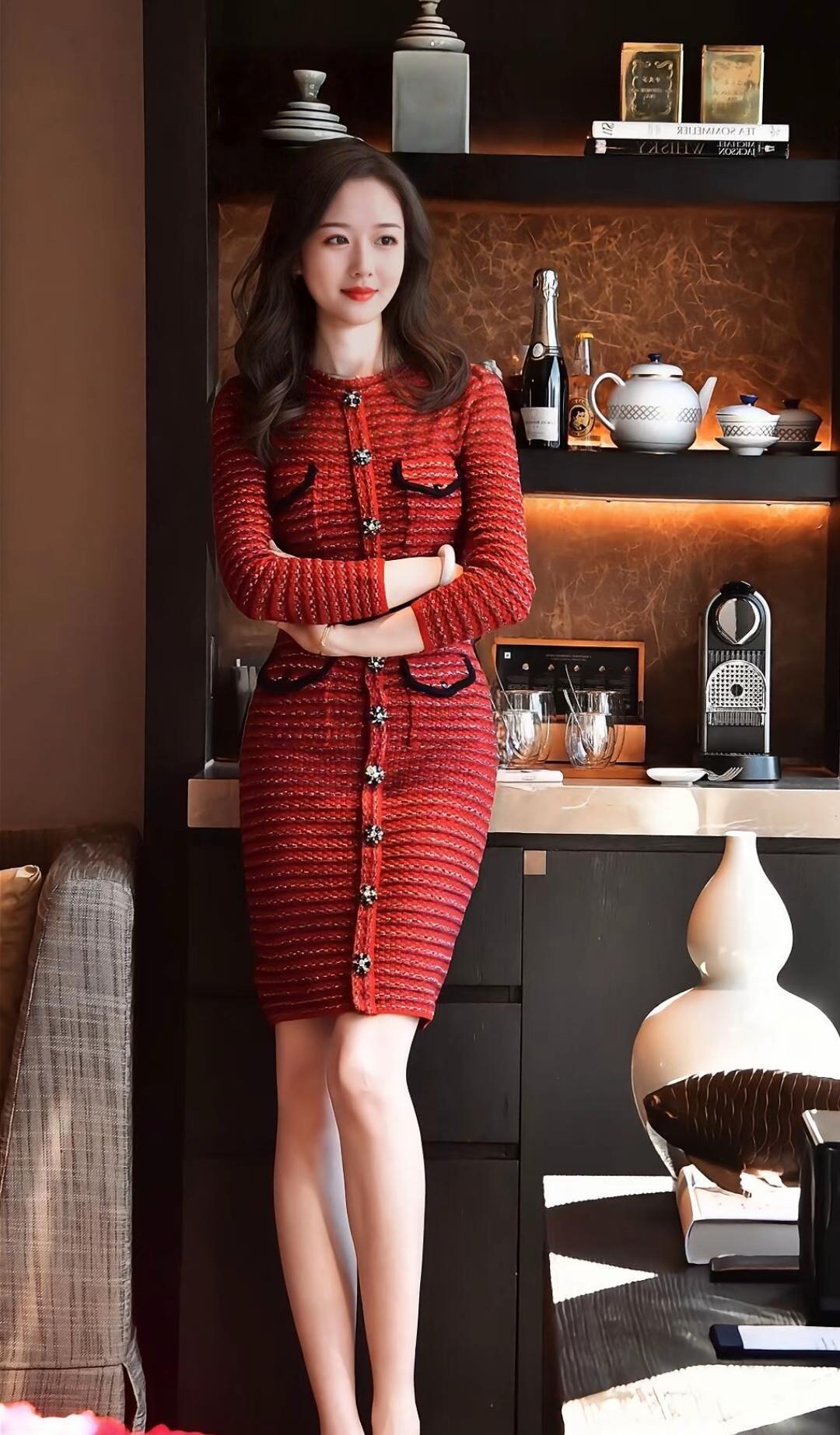优雅红裙，复古咖啡馆，时尚与艺术的完美融合。