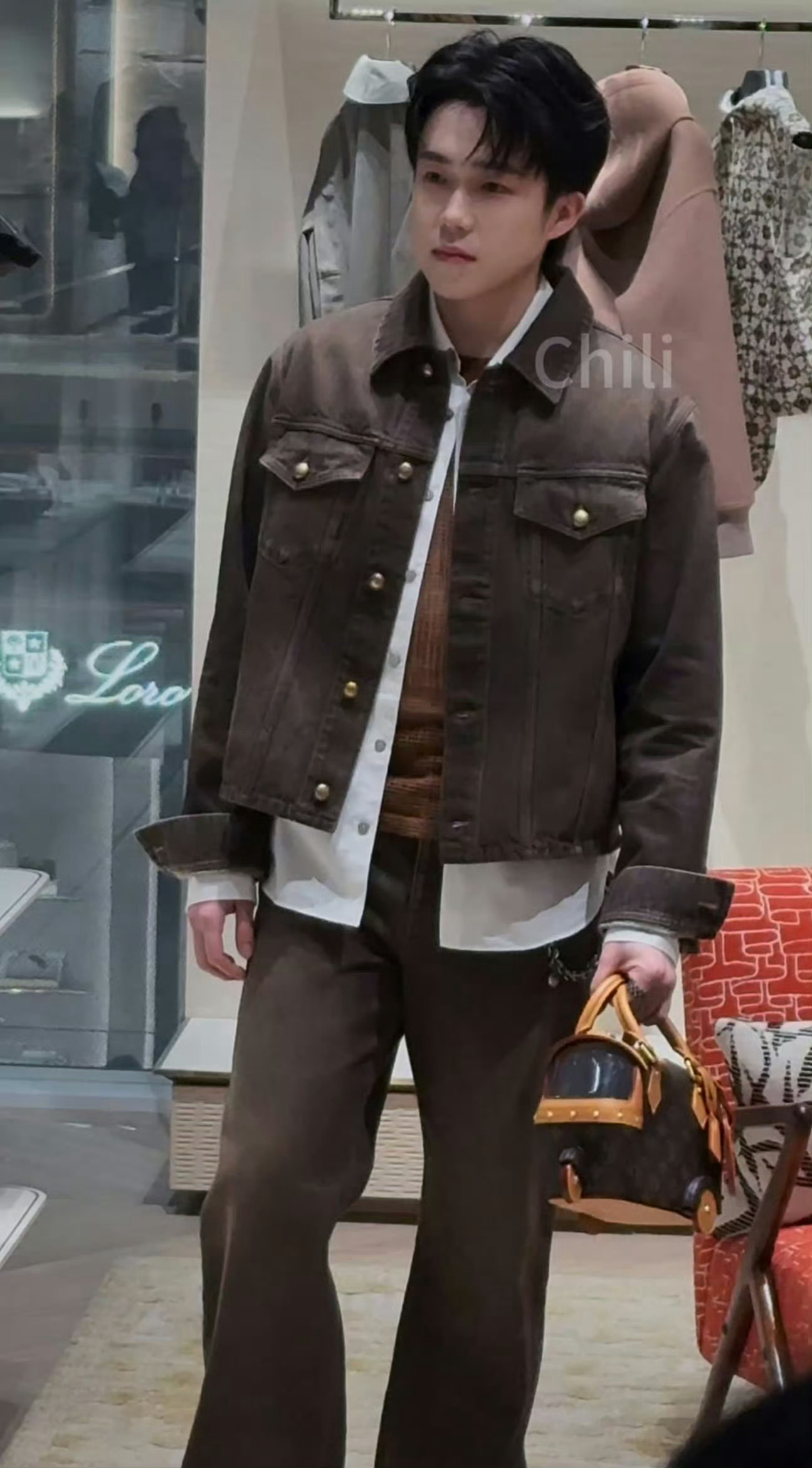 2026-1-15楚钦🍠更新，送来拍立得两张帅帅的很安心棕色牛仔套装，复古潮酷