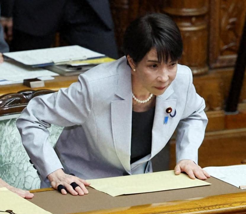 日本的右翼一直要推翻他们宪法里面的和平宪法内容，某种意义上要重返军国老路。我们要