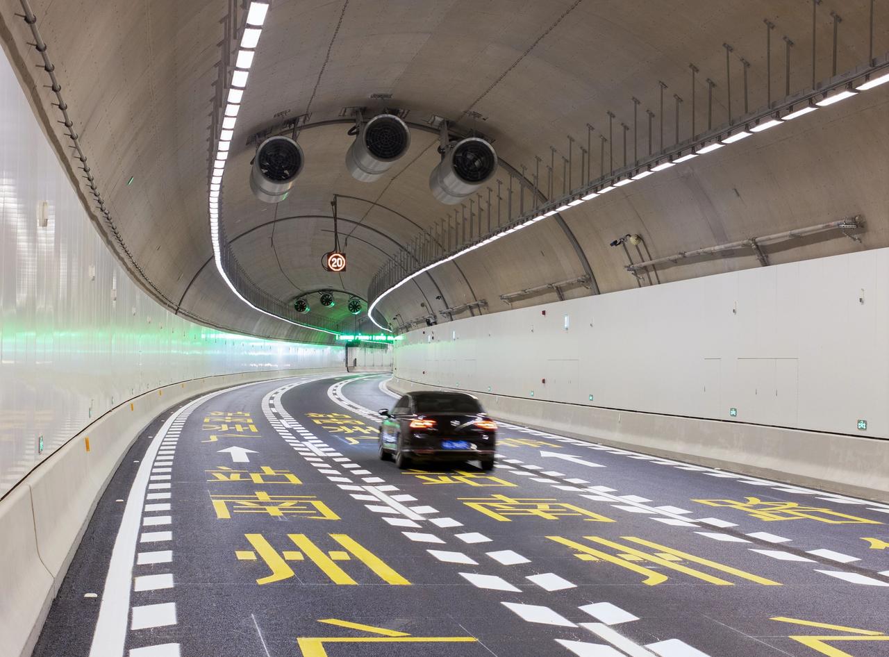 【广州海珠湾隧道通车试运营】 11月12日，由中铁十四局承建的广州海珠湾隧道通车