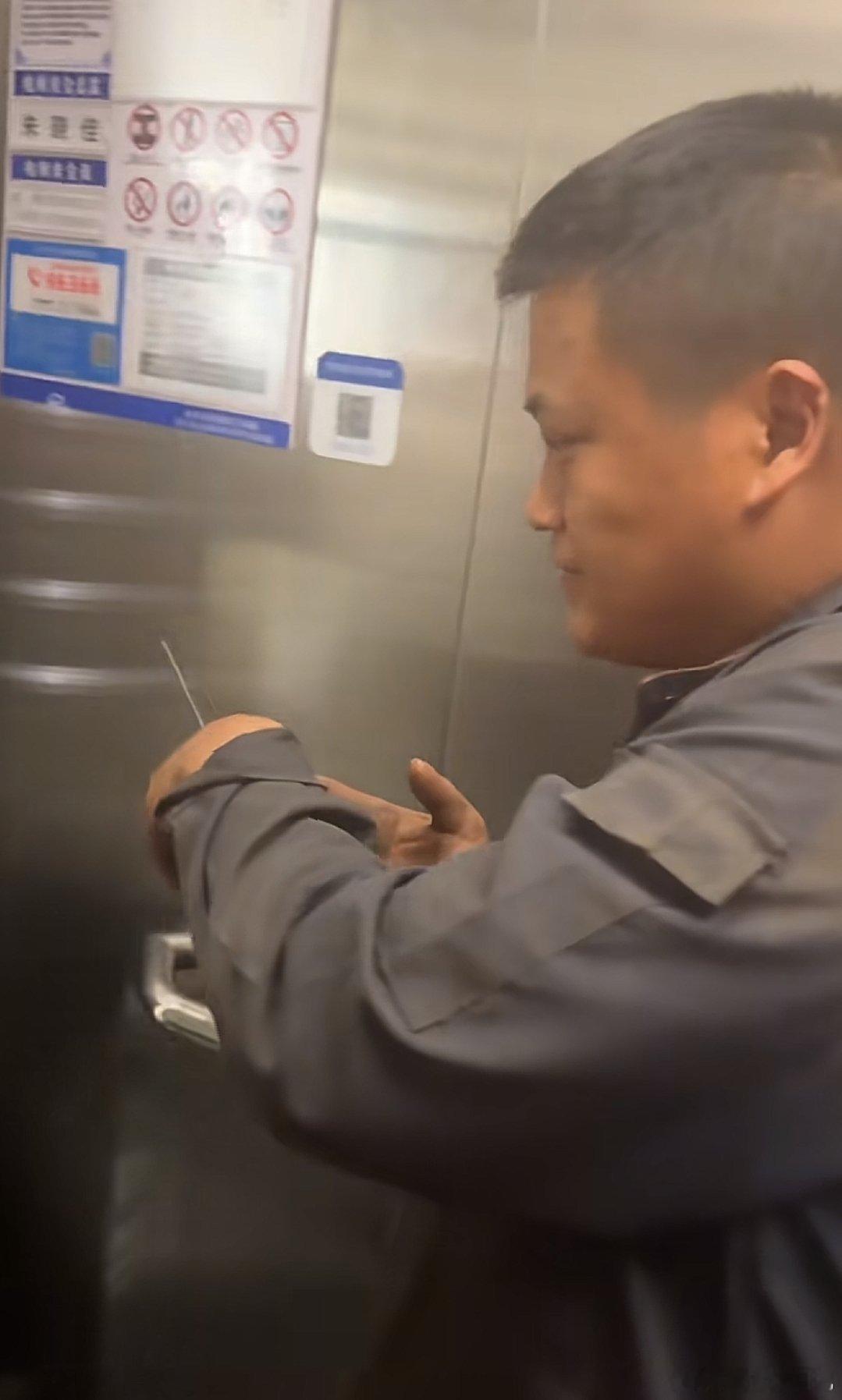 网友在安庆市立医院遇到的，手心扎了起子，还这么淡定，甚至我都有了共享感知 