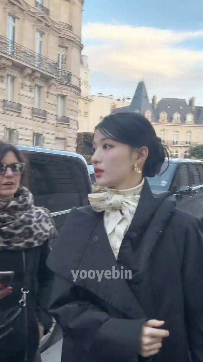 王楚然这波老钱风也太会穿了✨ 复古气质直接拉满，低调又有质感。 随便一拍都是炸街