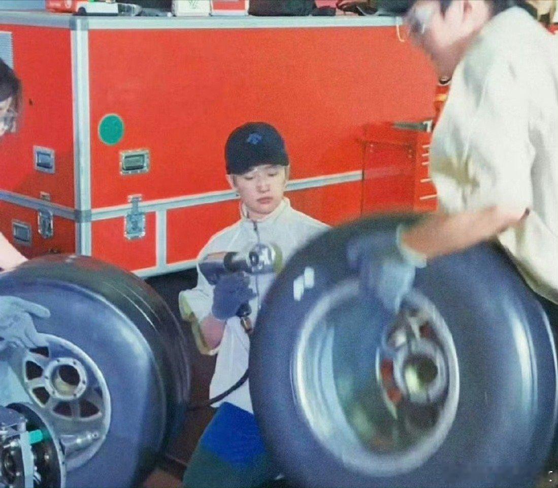 刘亦菲8秒换轮胎这段 8秒换胎行云流水，扳手在手酷飒拉满，神仙姐姐藏不住的硬核实