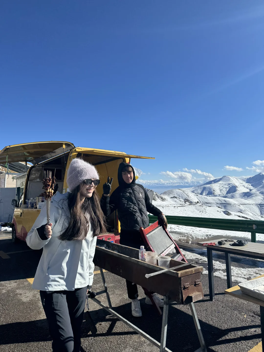 好起来了 在雪山顶吃上羊肉串了