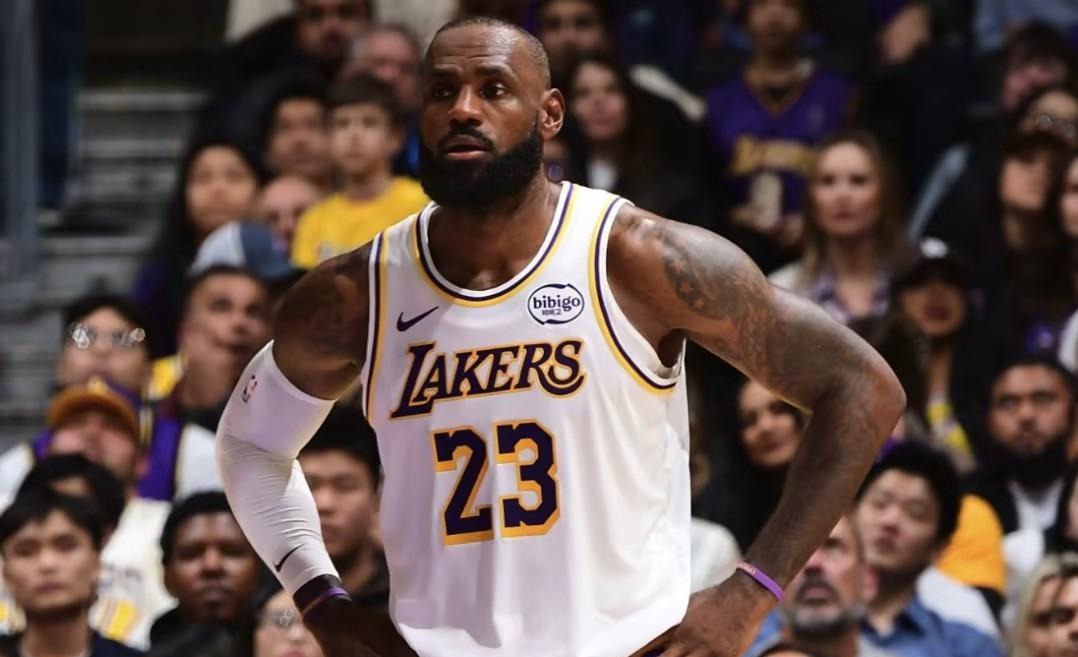 詹姆斯53万票，西部第九。
首轮投票出炉，所有人都以为“詹皇”时代要落幕了。
缺