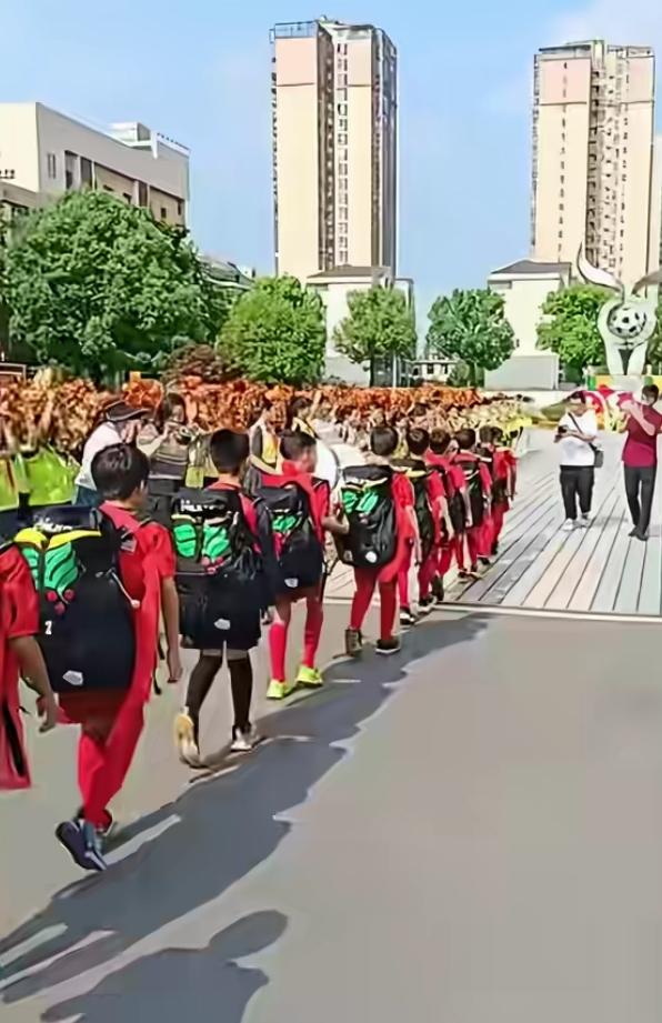 远赴西班牙征战国际赛事的足球小将们顺利凯旋啦！归来当日，全校师生早早在校内列队等