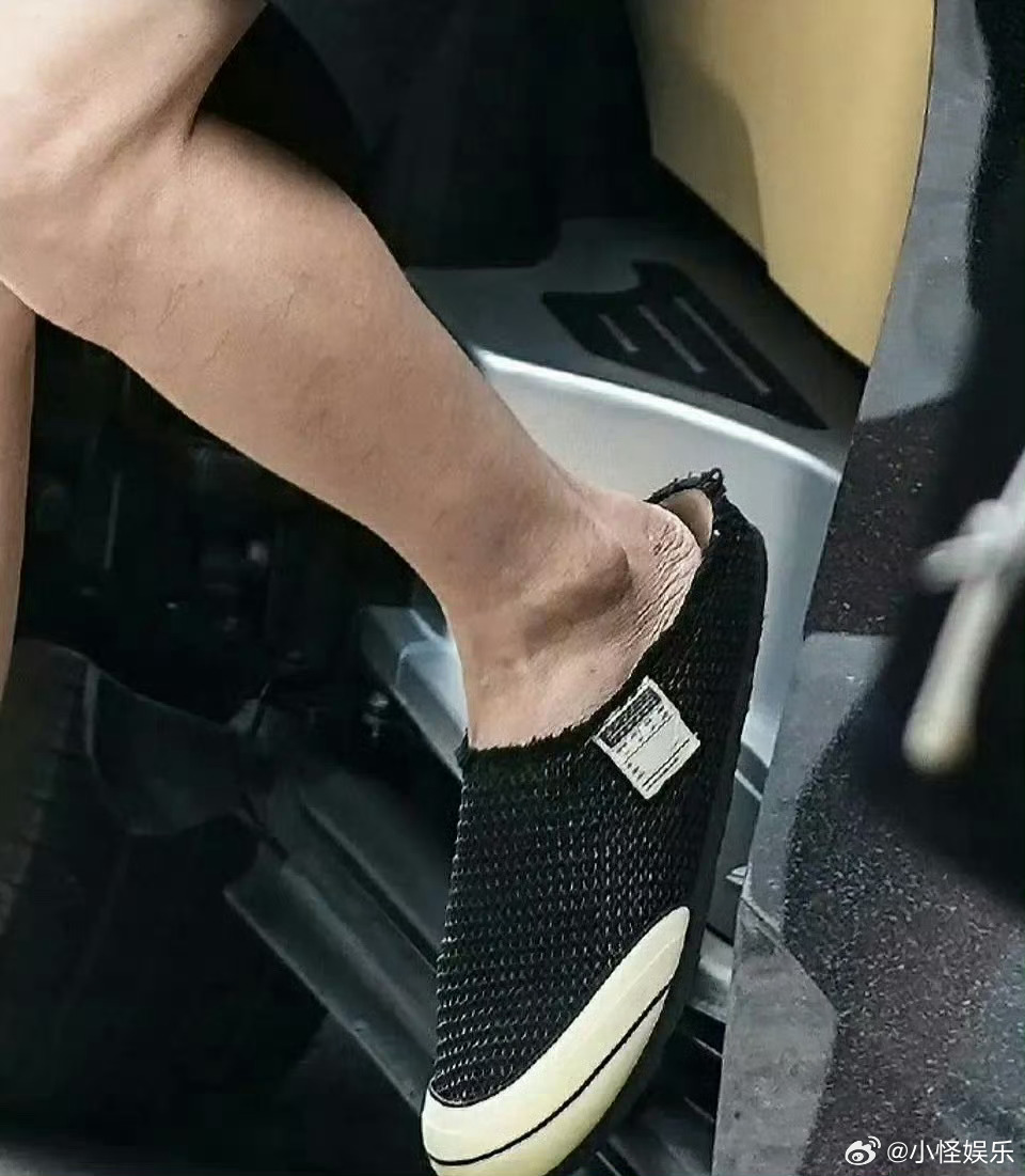 站姐给辛云来磨了脚皮辛云来的脚 站姐给辛云来磨了脚皮……们男明星能不能注意一下卫