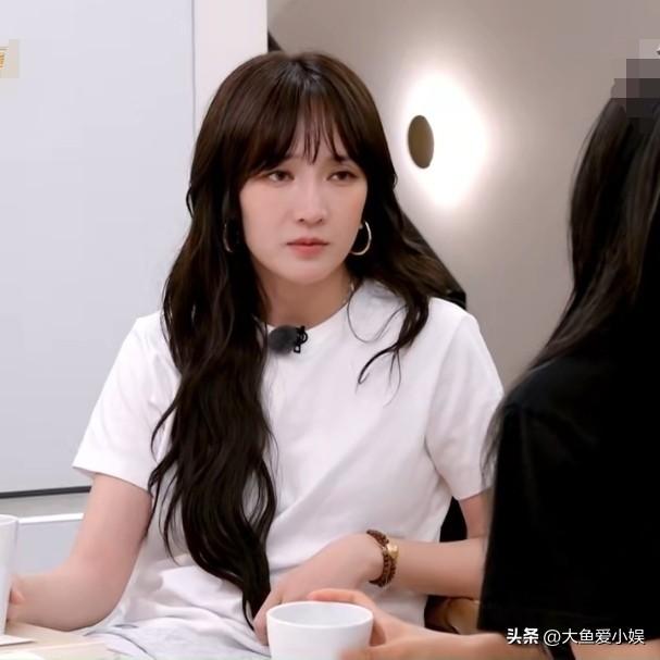 孟佳：“你是为了什么要搬来深圳？”淡淡：“为了感情，离婚。”孟佳：“中间到底发生