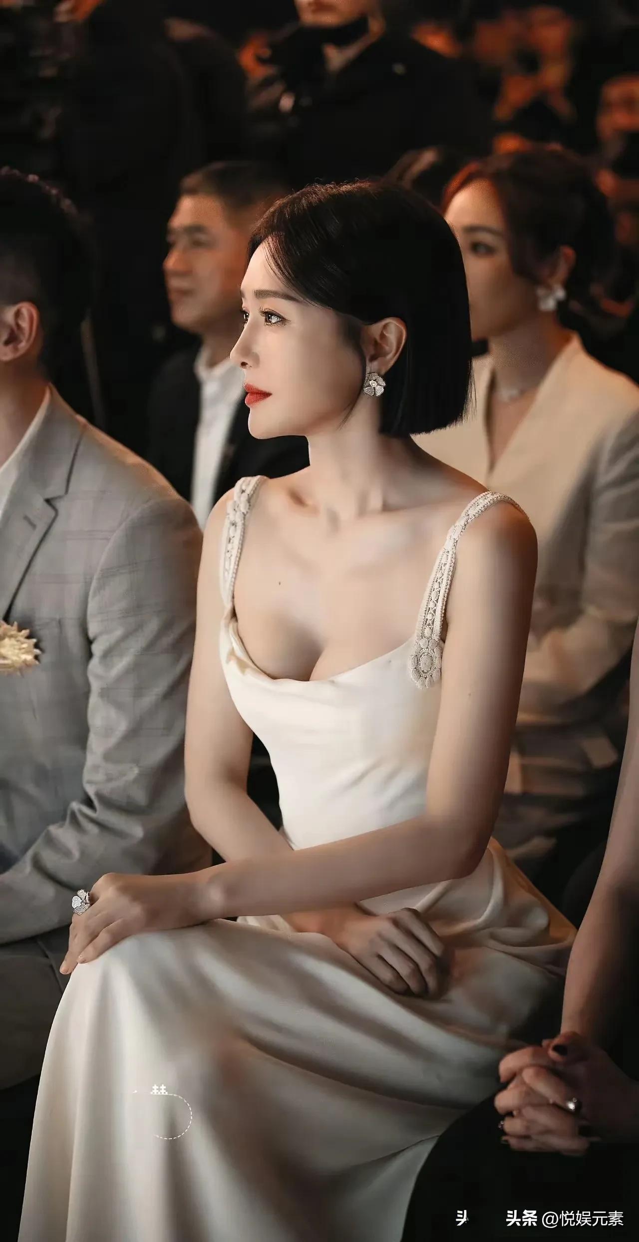 秦岚，
恐怕是全世界唯一留短发，
要比留长发好看的女人。